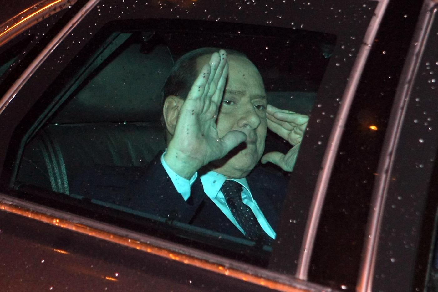 Berlusconi si è dimesso, la folla in festa grida “buffone” e canta Alleluja