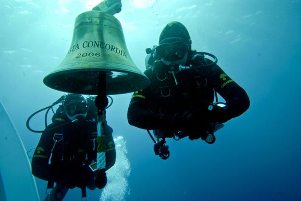 Si cerca il portatile di Schettino dato a una donna. I tanti misteri a bordo. Clandestini?