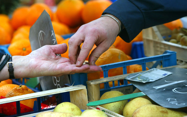 Inflazione in calo ma volano i prezzi di cibo e benzina. Carrello della spesa: + 4%