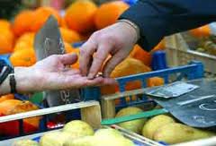 Frena l’inflazione a luglio, carrello della spesa meno caro. Scendono frutta e vegetali, salgono pane e alcolici