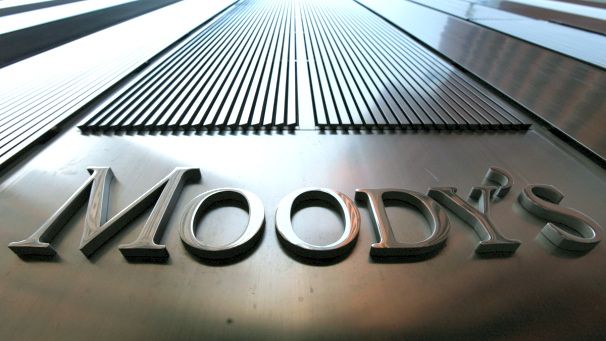 La scure di Moody’s sui 15 big del credito.  Le Borse europee in affanno e lo spread risale