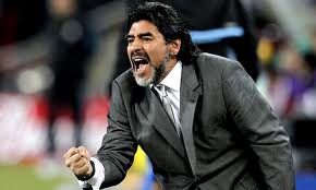 Maradona arriva domani in Italia per parlare della sua vertenza col fisco. Tappa a Napoli dopo 21 anni
