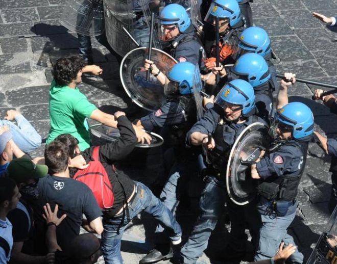 La rivolta contro Equitalia, una moltov nella notte negli uffici di Livorno. Dopo la guerriglia di Napoli, 10 agenti feriti