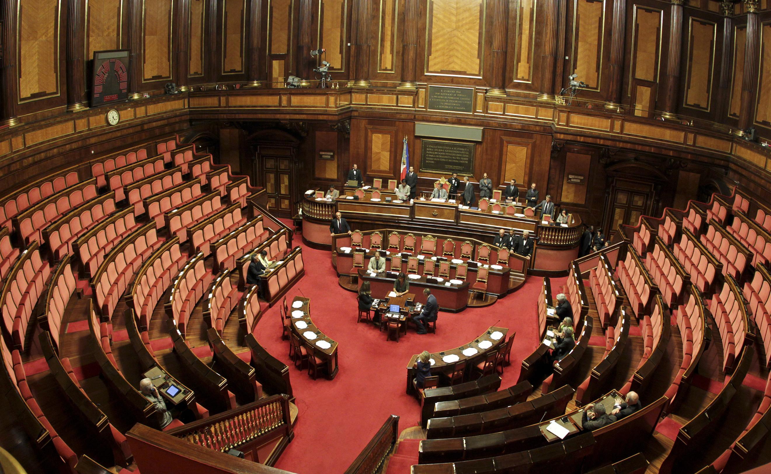 Taglio ai rimborsi dei partiti, Aula vuota deputati in fuga. La politica fa il ponte lungo