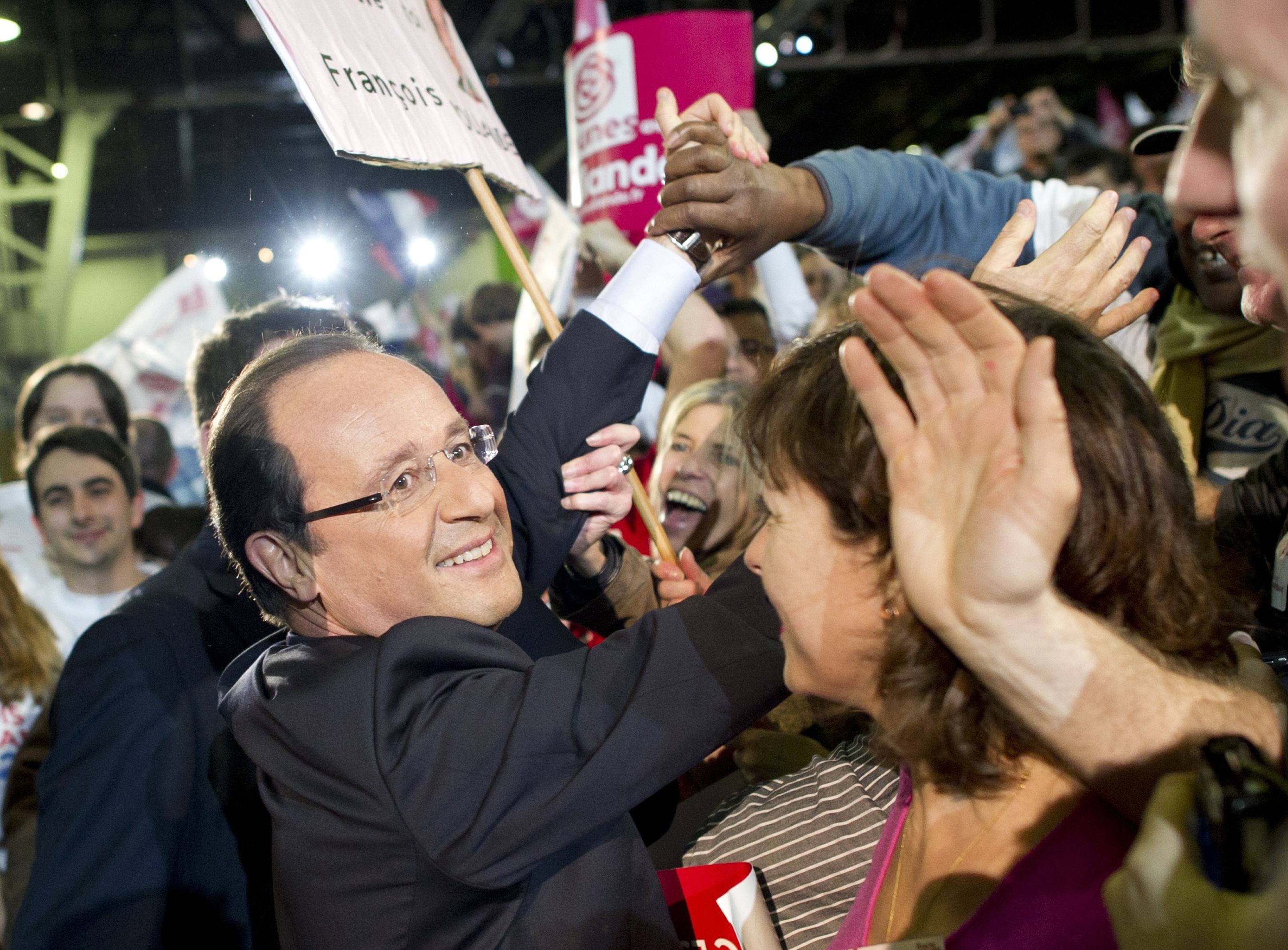 Parigi in festa, Hollande è il nuovo presidente col 51,9 per cento. Sarkozy: E’ solo colpa mia