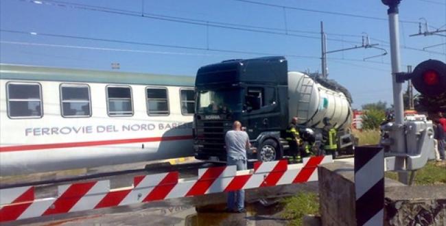 Paura a Brescia, scontro tra camion e treno: 20 feriti. Gravi il capotreno e l’autista del tir