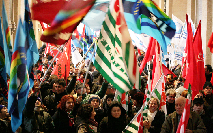 Tagli alla spesa, stangata sugli statali e i sindacati minacciano lo sciopero generale