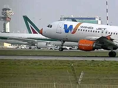 Fallita la trattativa tra Alitalia e WinJet. Salta l’acquisizione: voli sospesi e passeggeri in guerra