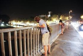 Tenta il suicidio dal Ponte Garibaldi. Da lì la fidanzata era caduta ieri morendo. E’ in gravi condizioni
