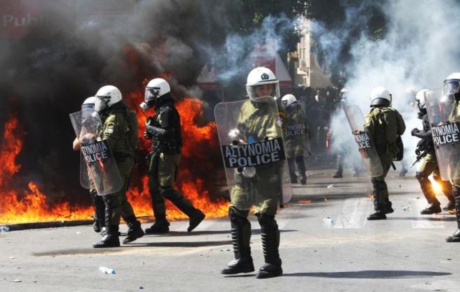 Atene, sciopero generale: scontri tra manifestanti e polizia. Un morto e cinque feriti