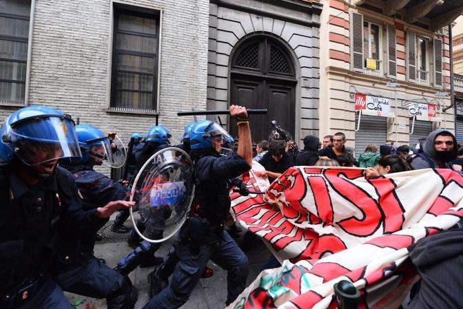 Guerriglia a Roma, scontri in tutta Italia. Attaccate le banche. Agenti feriti. Tre arresti