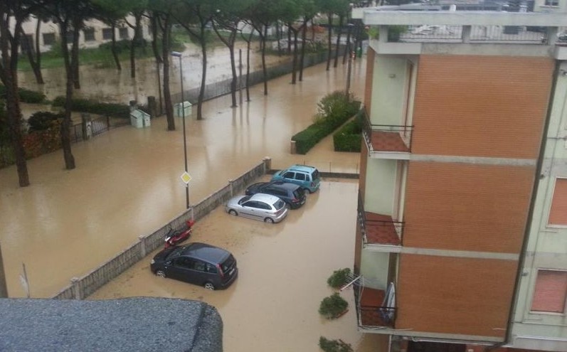 Grosseto, donna travolta dall’acqua. Persone sui tetti. Allerta piogge in Umbria e Toscana