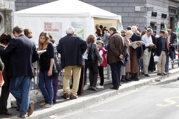 Pd, è ballottaggio: Bersani al 44,3% Renzi al 36,3% Vendola al 16%. Oltre 4 milioni i votanti