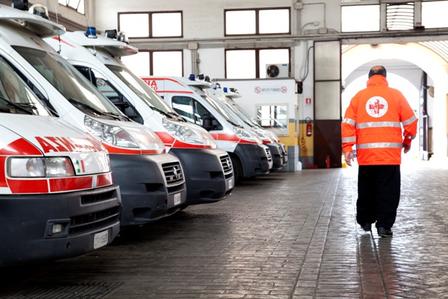 Roma, ambulanze ferme per mancanza di letti negli ospedali. A rischio anche il servizio 118