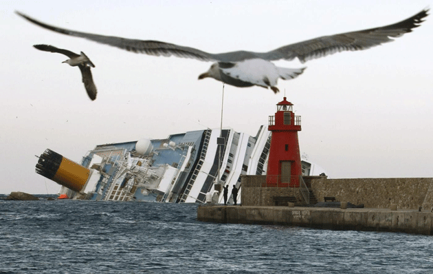 Costa Concordia, un tragico anniversario. Si ricordano le 32 vittime, due mai emerse