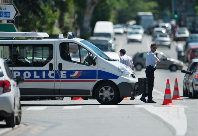 Parigi sotto shock: madre sgozza i tre figli e poi scappa. Il più grande muore in ospedale