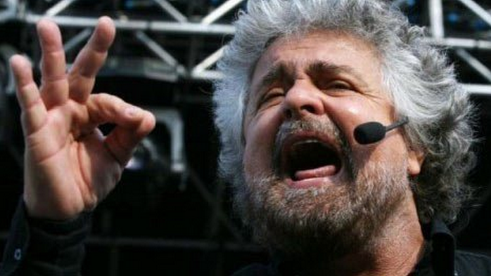 Grillo in campo contro i giornalisti Tv: “Pagati per sputtanarci”. E avverte: “Se falliamo avremo la violenza nelle strade”