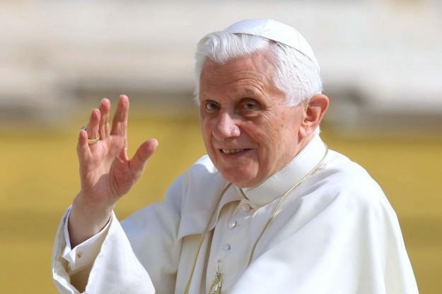 Benedetto XVI lascia. Parte il toto-Papa. Navarro Valls: Wojtyla era stremato ma restò