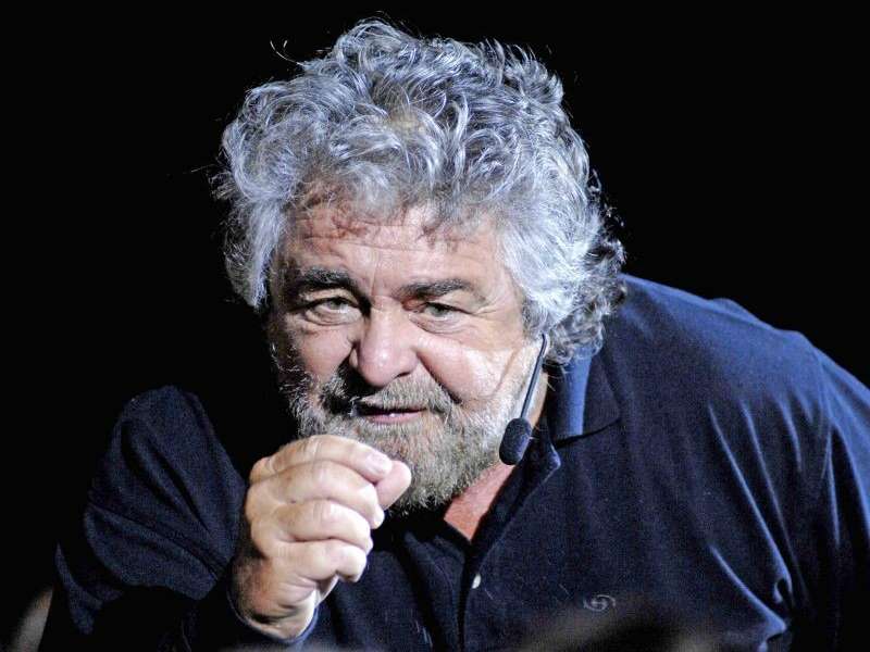 E Grillo grida il suo no al leader Pd: ” Lui è tra i padri puttanieri, vi manderemo a casa”