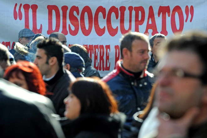 Lavoro, giugno in rosso. Salgono i disoccupati tra i giovani (44,2%). Poletti ottimista sindacati critici: migliora la qualità ma non la quantità del lavoro