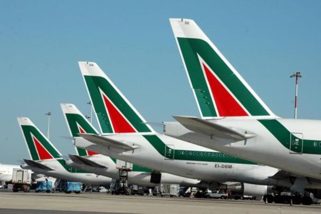 Alitalia: tagli per 295 milioni di euro, 1900 esuberi ma nessun licenziamento. Si risparmia su indennità e contratti di solidarieta’