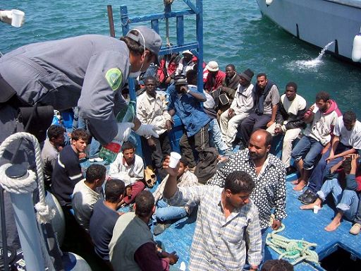 Piani Ue per rafforzare le operazioni Triton e Poseidon e distruggere i barconi. Il premier:” “Non tutti sono innocenti sui gommoni”