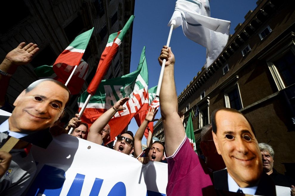 Berlusconi, il giorno più lungo: il voto e le regole. La rabbia dei forzisti radunati a Roma. Le donne di Forza Italia in nero