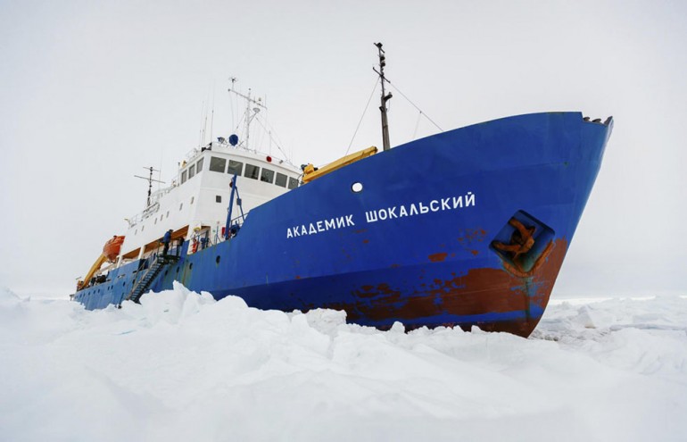 Antartide, la nave russa intrappolata tra i ghiacci: anche gli australiani rinunciano al salvataggio per la tempesta di neve. Ansia per le 74 persone a bordo