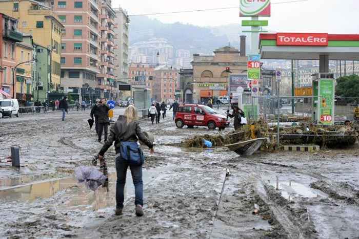 Tempesta di Natale, ucciso uno sciatore. Nubifragi e frane al Nord. Paura a Genova