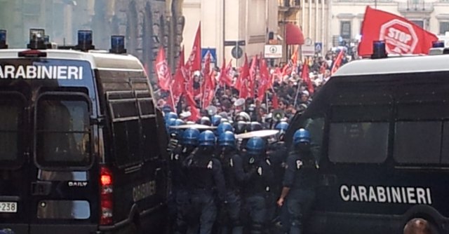 “Forconi”: Montecitorio blindato, oltre 500 dimostranti. Milano, scontri coi tifosi Ajax