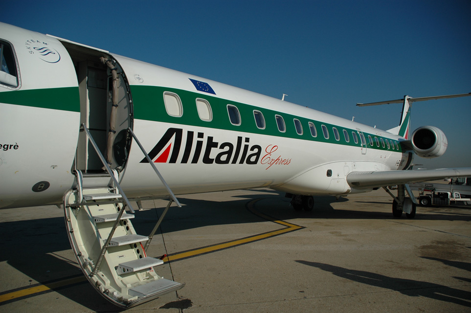 Vendita Alitalia, il Ministro Lupi: “Attenuare il più possibile l’impatto degli esuberi”