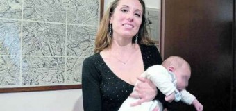 Roma, mamma rifiuta l’aborto del figlio ‘malato’, il bimbo nasce sanissimo e denuncia l’Ospedale: “Lo faccio per le altre mamme”
