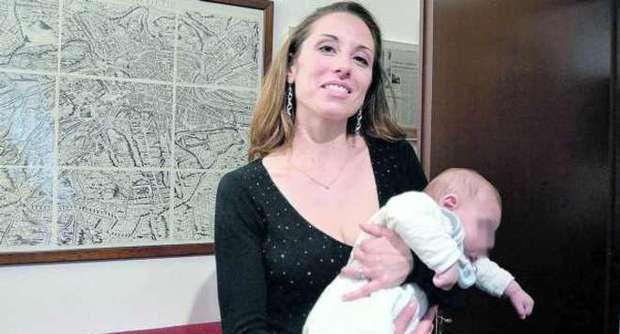 Roma, mamma rifiuta l’aborto del figlio ‘malato’, il bimbo nasce sanissimo e denuncia l’Ospedale: “Lo faccio per le altre mamme”