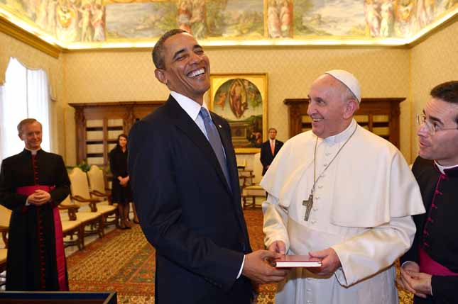 Obama saluta Papa Francesco: “E’ meraviglioso incontrarla, preghi per me e la mia famiglia”. Caloroso incontro con Napolitano