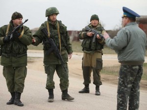 Escalation militare, i soldati di Putin minano gli accessi alla Crimea. Russi sparano contro gli osservatori Ocse