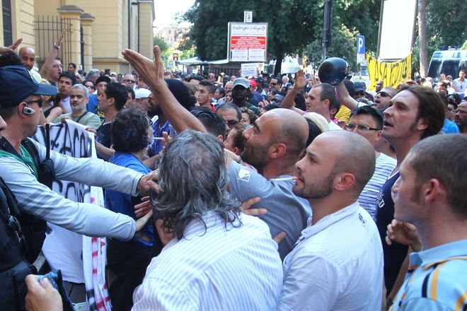 Roma, tornano gli scontri: bottiglie e fumogeni contro il ministero dello sviluppo. Citta’ blindata