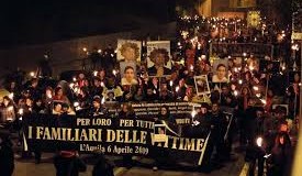 L’Aquila non dimentica, in migliaia con le fiaccole in piazza. Il Papa: “Preghiamo per la rinascita della Comunita’