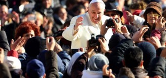 Via Crucis al Colosseo, Papa Francesco dona buste con 50 euro ai clochard di Roma