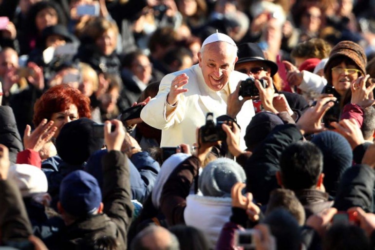 Via Crucis al Colosseo, Papa Francesco dona buste con 50 euro ai clochard di Roma