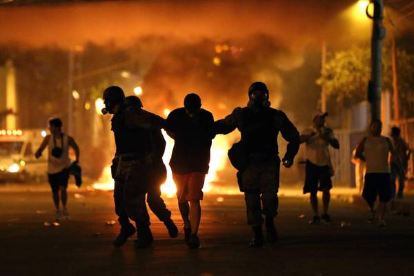 Rio de Janeiro, violenti scontri in piazza dopo l’uccisione del dj Silva Pereira. Un morto tra i manifestanti