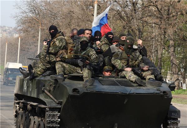 Ucraina, drammatica escalation militare. Avanzano i blindati con bandiere russe, rapiti due militari. Putin a Merkel: “Rischio guerra civile”