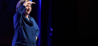 Hillary Clinton come Bush: le lanciano una scarpa durante una conferenza. Lei: “Che cos’è un numero del Cirque de Soleil?”