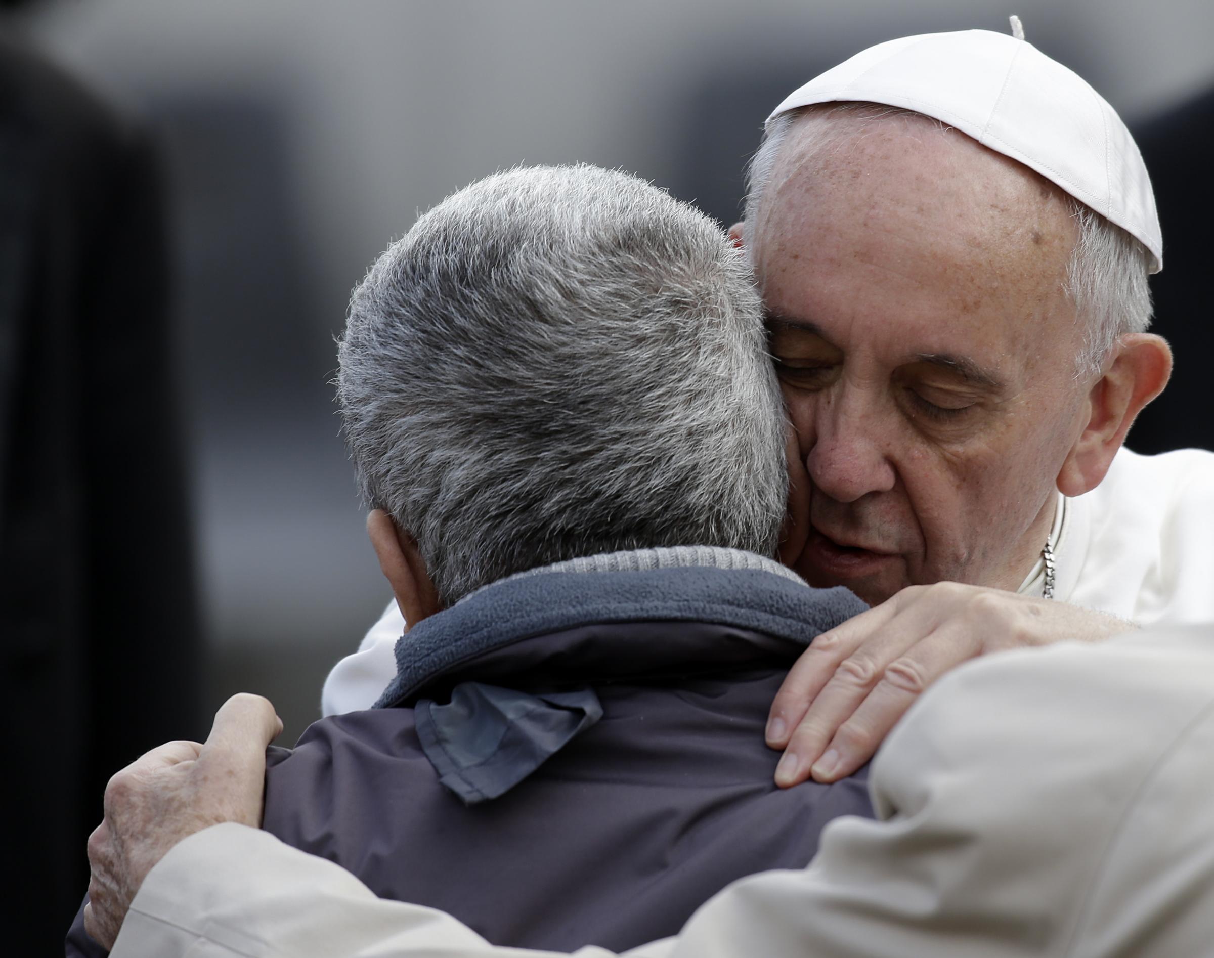 Papa Francesco: “Mi chiedono se sono comunista, ma l’amore per i poveri è una bandiera del Vangelo”
