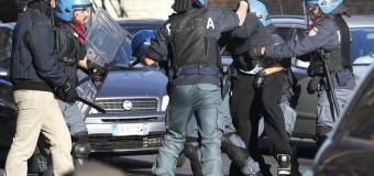 Roma di nuovo guerriglia, ventuno feriti uno grave negli scontri con la polizia. Sei gli arrestati, citta’ nel caos
