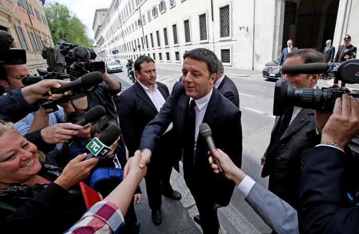 Assemblea Pd, Renzi: “Senza un punto comune sulle riforme, faccio un passo indietro”. “La campagna elettorale va fatta tra la gente”