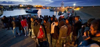 Nuova tragedia in mare, barcone con centinaia di migranti naufragato a sud di Lampedusa: 14 morti per ora e 250 in salvo