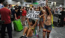 Le ragazze da marciapiede di Ipanema: “Il flop delle squadre europee ci ha rovinato, sono rimasti i sudamericani ma non hanno soldi”