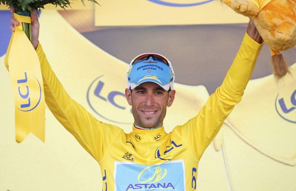 Nibali trionfa al Tour De France: “E’ più bello di quanto immaginassi”. L’inno di Mameli risuona lungo gli Champs Elysee