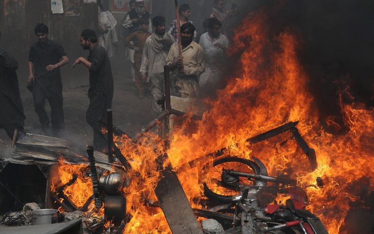Pakistan, folla inferocita incendia diverse case per un post ‘blasfemo’ su Facebook. Muore una donna e due nipoti