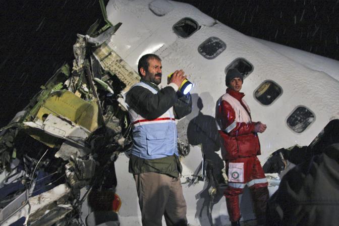 Teheran, aereo passeggeri si schianta dopo il decollo contro un palazzo: 37 morti. Un motore in avaria